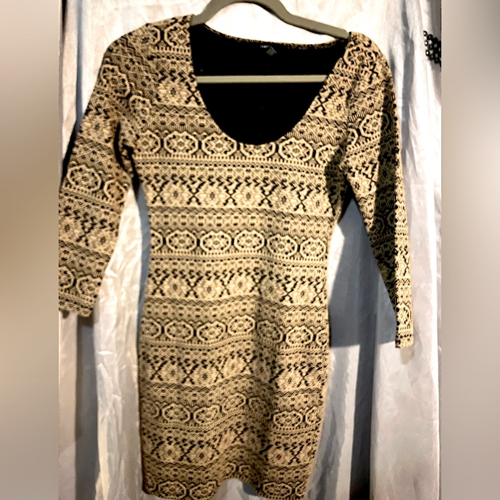 Forever 21 geometric Aztec print size M. Bodycon, 3/4 Sleeve, Midi, Black&Tan